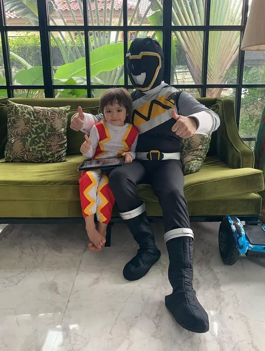 Tidak hanya Richard Kyle yang mengenakan kostum, tapi juga kakak Jessica Iskandar, Erick Iskandar. El Barack foto bareng dengan Erick. (Instagram/anggunanggraini_0599)