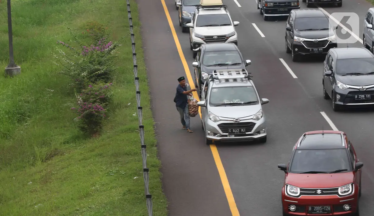 <p>Pedagang menawarkan daganganya ke para pemudik di Jalan tol Cikopo - Palimanan KM 73, Purwakarta, Jawa Barat, Sabtu (30/4/2022). Padatnya arus lalu lintas ruas tol trans jawa, membuat pedagang asongan turun ke jalan. (Liputan6.com/Herman Zakharia)</p>