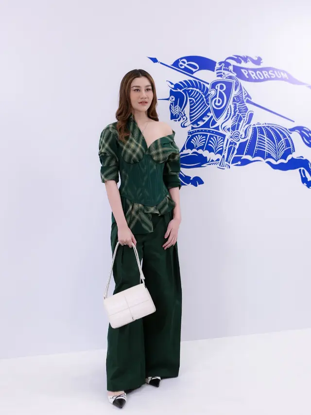 Gaya Artis Kenakan Tas Dari Brand yang Sama. [Daniel Kampua/Fimela]