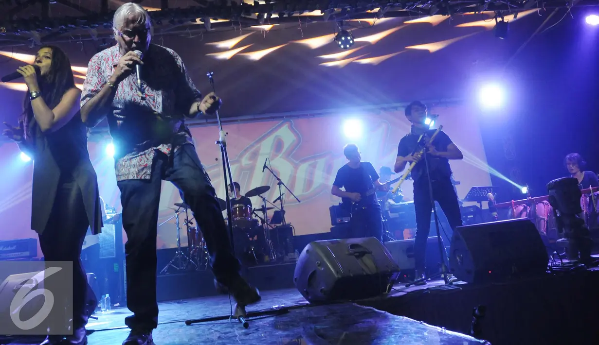 Vokalis Hermann Delago (kedua kiri) bersama Natasha (kiri), dan Tasha Band dari Austria saat tampil di konser Toba Rock di Jakarta, Jumat (2/9). Konser Toba Rock mengusung konsep penggabungan musik etnik Batak dan rock barat. (Liputan6.com/Helmi Afandi)