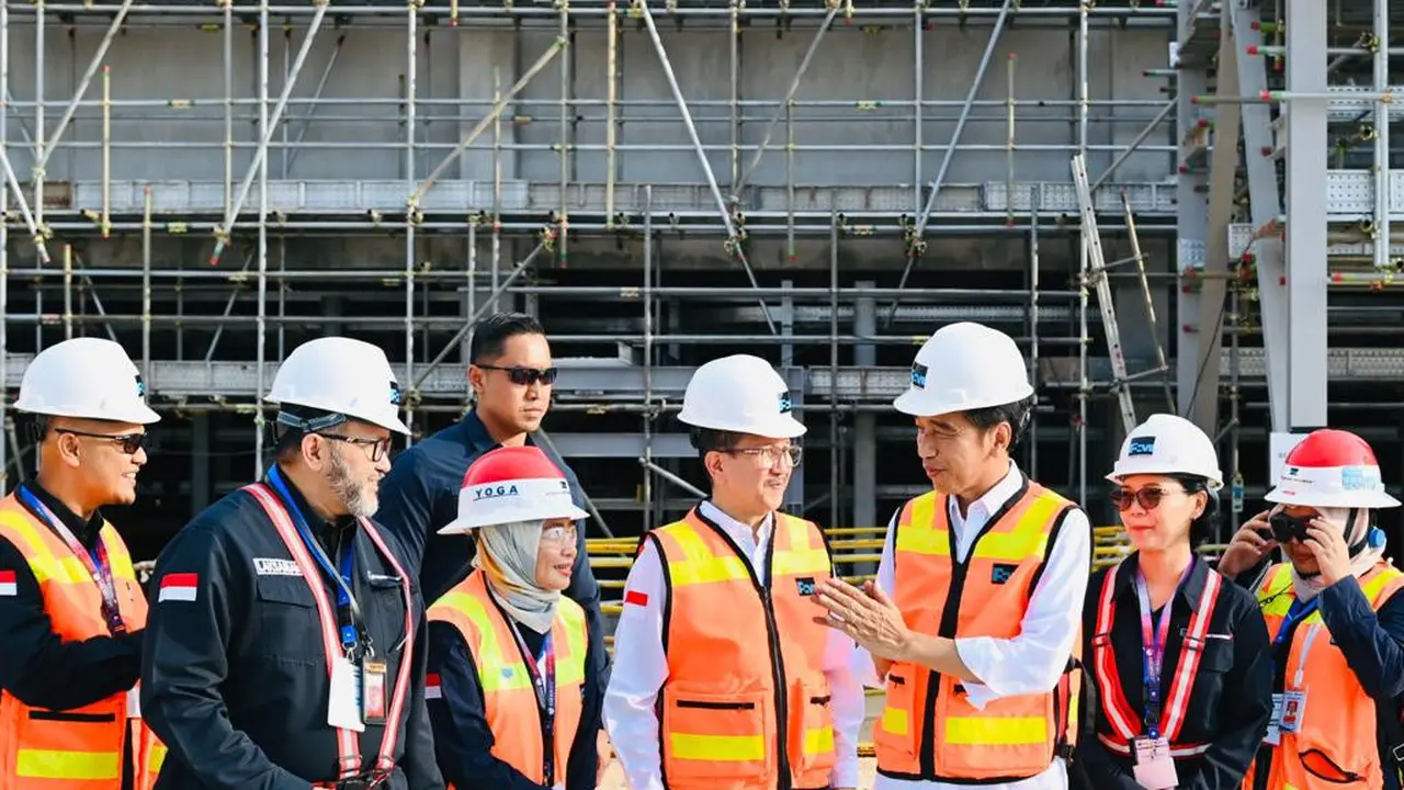 Presiden Joko Widodo (Jokowi) mengunjungi KEK Gresik, Jawa Timur. KEK Gresik telah berhasil menarik investasi besar ke dalam kawasan, yaitu Smelter PT Freeport Indonesia dengan nilai investasi sebesar USD 3 miliar. (Dok Kemenko Perekonomian)