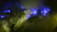 Gunung Ijen terkenal dengan blue fire yang hanya bisa dilihat saat malam hari. Fenomena alam ini hanya ada 2 di dunia, yaitu di Islandia dan
