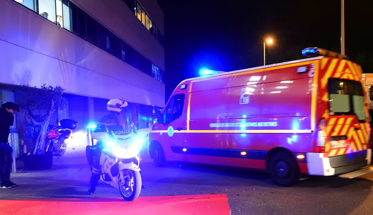 Ambulans mengantar suporter kerumah sakit saat pembatas tribun stadion roboh pada laga Ligue 1 antara Amiens melawan Lille LOSC  di Licorne stadium, Amiens, (30/9/2017). Laga tersebut akhirnya ditunda. (AFP/Francois Lo Presti)
