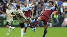 Bek Manchester United, Ashley Young (kiri) berebut bola dengan gelandang West Ham, Felipe Anderson selama pertandingan lanjutan Liga Inggris di stadion London (22/9/2019). West Ham menang 2-0 atas Manchester United. (AP Photo/Leila Coker)