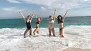 Dalam sebuah foto yang diabadikan di akun Instagram, terlihat Selena Gomez dan tiga sahabatnya bersenang-senang di pantai. (instagram/raquellestevens)
