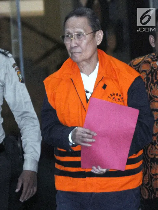 Pemilik PT Fajar Mulia Trasindo, Pieko Nyotosetiadi dikawal petugas usai menjalani pemeriksaan pasca OTT di Gedung KPK, Jakarta, Rabu (4/9/2019). PT Fajar Mulia Transindo merupakan distributor yang 'dimenangkan' PTPN III untuk distribusi gula di tahun 2019. (merdeka.com/Dwi Narwoko)