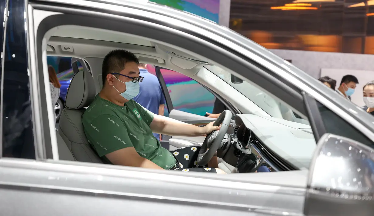 Orang-orang mengunjungi area FAW-Volkswagen dalam Pameran Otomotif Internasional Changchun China ke-17 di Changchun, Provinsi Jilin, China timur laut, Minggu (12/7/2020). (Xinhua/Yan Linyun)