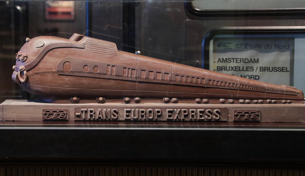 Kereta dari cokelat bertuliskan Trans Europ Express terlihat dalam pameran Choco Loco di Train World Museum (Museum Dunia Kereta) yang berada di Brussel, Belgia (15/12/2020). Choco Loco adalah sebuah pameran yang menampilkan berbagai patung dari cokelat bertema kereta api. (Xinhua/Zheng Huansong)