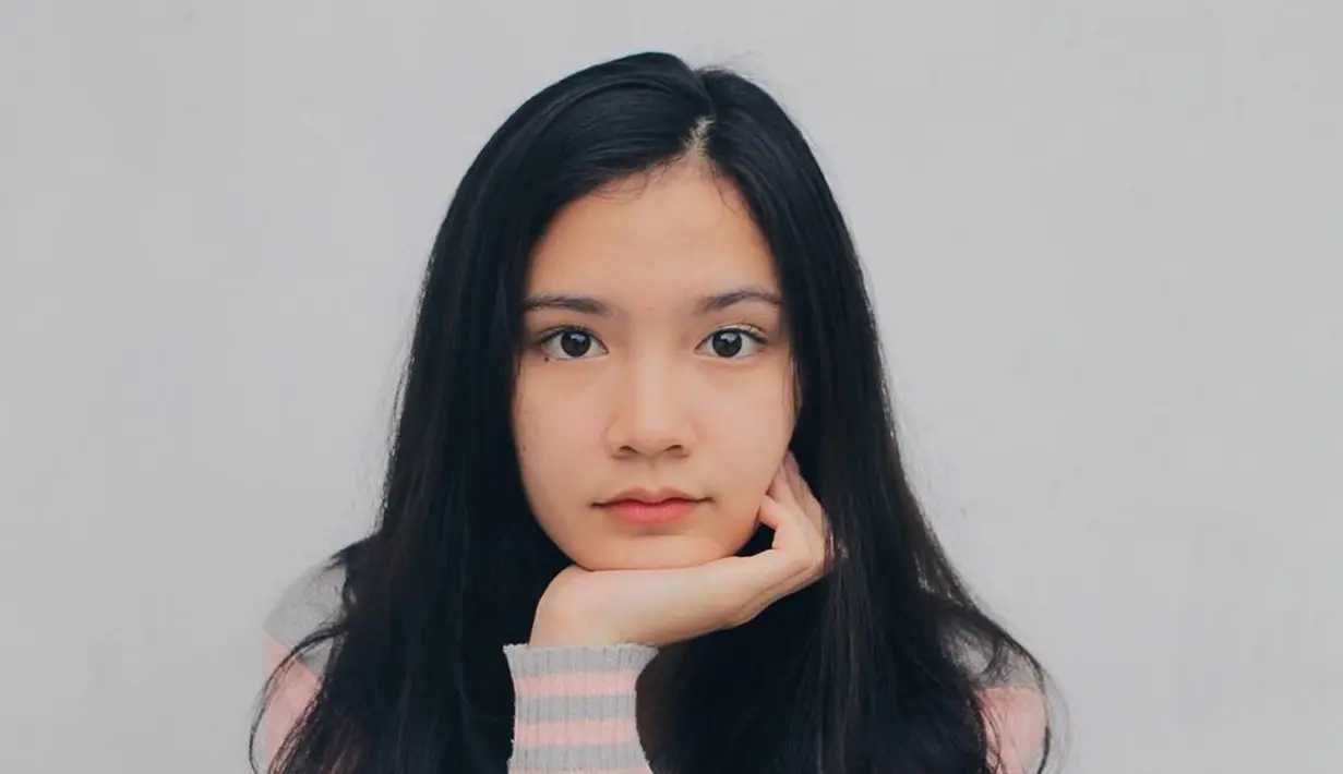 Meski tanpa senyum, tak mengurangi pesona artis kelahiran 3 Januari 2000 ini. Sorot mata tajamnya ke kamera punya daya tarik sendiri yang membuat siapapun yang melihatnya jadi jatuh hati. Selain cantik, Diandra Agatha yang mempunyai wajah kalem mini membuatnya juga terlihat imut. (Liputan6.com/IG/@diandraagatha)