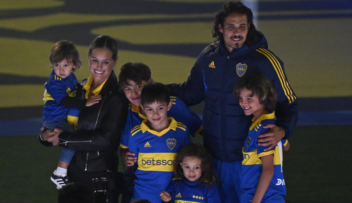 Bintang Uruguay, Edinson Cavani (kedua kanan) bersama istri dan anaknya saat dikenalkan sebagai pemain baru Boca Juniors di Stadion La Bombonera, Argentina, Senin (31/07/2023) waktu setempat. (AFP/Luis Robayo)