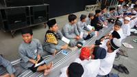 Suasana buka puasa bersama di Stadion Manahan Solo yang mencetak rekor MURI acara bukber terpanjang se-Indonesia. (dok. Yayasan Al Madinah)