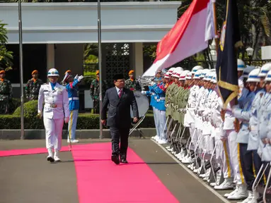 Menteri Pertahanan Prabowo Subianto memeriksa barisan pasukan kehormatan saat upacara penyambutan di Kementerian Pertahanan, Jakarta, Kamis (24/10/2019). Prabowo disambut upacara militer sebelum serah-terima jabatan (sertijab) Menteri Pertahanan dari Ryamizard Ryacudu. (Liputan6.com/Faizal Fanani)