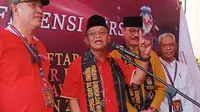 Pasangan cakada Sulteng, Rusdy Mastura-Sulaiman Agusto saat konferensi pers usai mendaftar di KPU Sulteng, Rabu (28/8/2024). (Foto: Heri Susanto/Liputan6.com)