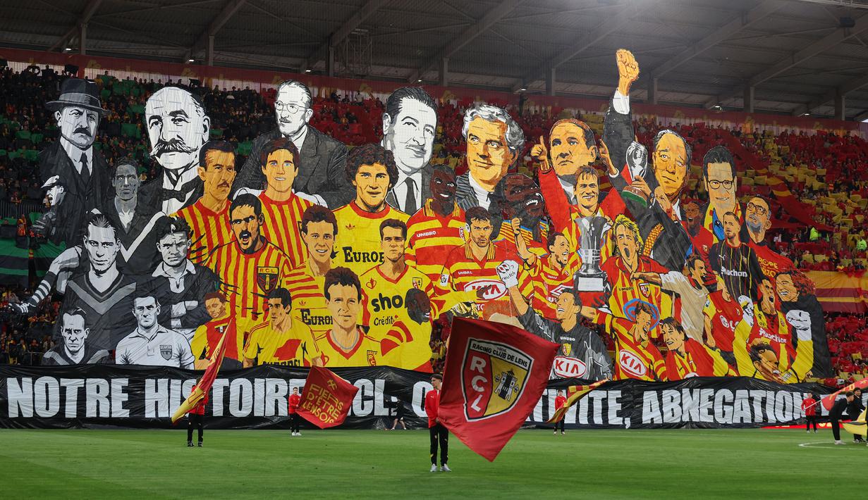 Ribuan pendukung RC Lens memadati Stadion Bollaert-Delelis untuk merayakan hari jadi klub yang ke-120. (AFP/Francois Lo Presti)
