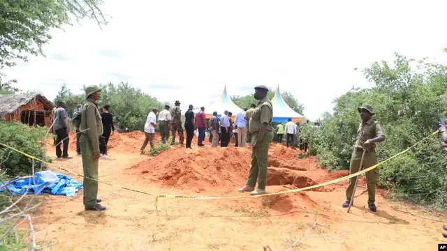 Petugas polisi menggali mayat para korban sekte Kristen yang menyebabkan kematian ratusan pengikutnya, di sebuah hutan dekat kota Malindi, Kenya, 25 April 2023 (AP PHOTO)