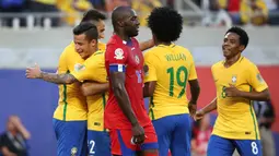 Philippe Coutinho (2kiri) merayakan golnya bersama rekan-rekannya ke gawang Haiti pada lanjutan penyisihan grup Copa America Centenario 2016 di  Orlando, Florida, AS, (9/6/2016) WIB. (AFP/Gregg Newton)