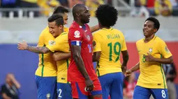 Philippe Coutinho (2kiri) merayakan golnya bersama rekan-rekannya ke gawang Haiti pada lanjutan penyisihan grup Copa America Centenario 2016 di  Orlando, Florida, AS, (9/6/2016) WIB. (AFP/Gregg Newton)