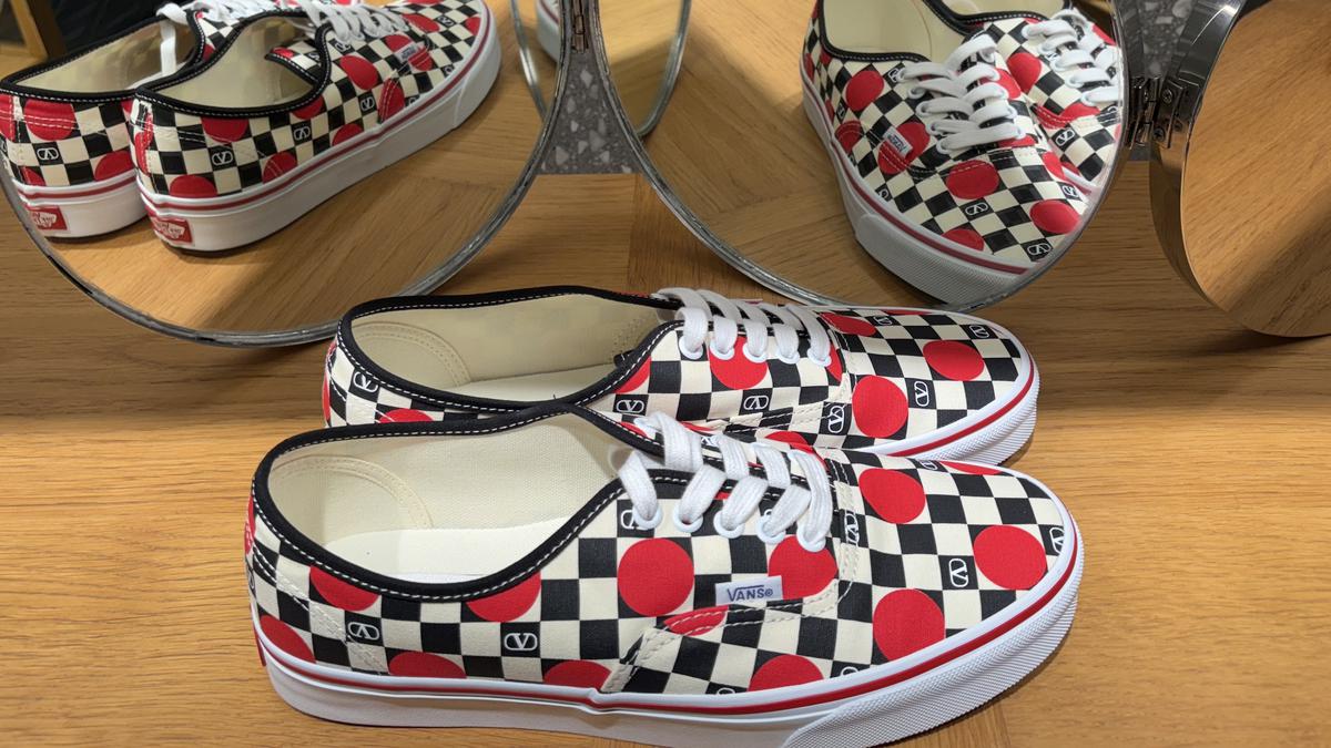 5 Sepatu Viral Hasil Kolaborasi yang Dirilis Akhir Tahun 2025, Nike x Jacquemus Dikenakan Lisa Blackpink hingga Valentino Garavani x Vans