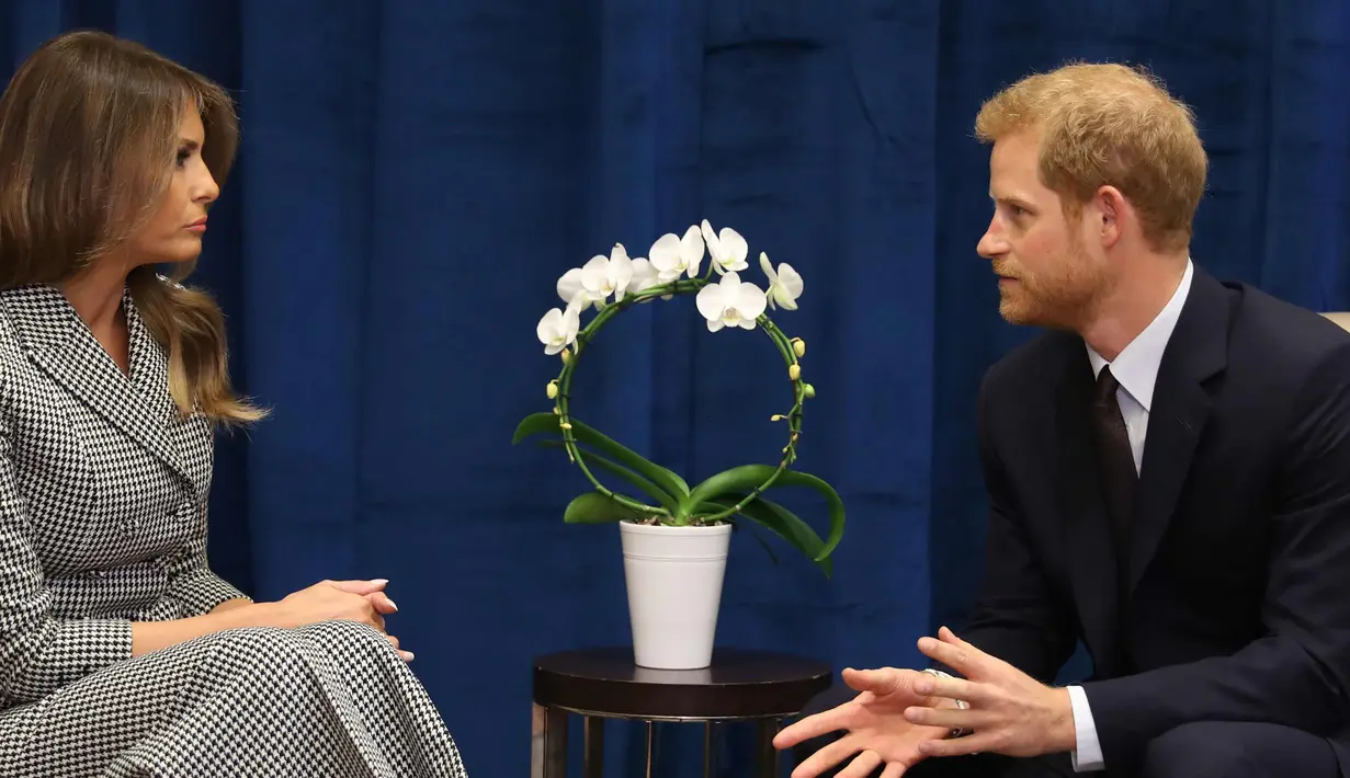 Pangeran Harry saat berbincang dengan Ibu Negara AS, Melania Trump saat bertemu untuk pertama kalinya jelang pembukaan Invictus Games 2017 di Toronto, Kanada (23/9). (Chris Jackson/Getty Images for the Invictus Games Foundation /AFP)