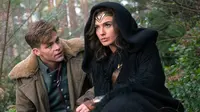 Gal Gadot beradu akting dengan Aktor Chris Pine saat syuting film Wonder Woman. Diana yang selama Film Wonder Woman ini menjadi sekuel keempat dalam DC Extended Universe. (Clay Enos/Warner Bros. Entertainment via AP)
