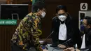 Terdakwa dugaan korupsi pengadaan tanah di Munjul, Jakarta Timur tahun 2019 yang juga Mantan Dirut PPSJ, Yoory Corneles Pinontoan usai pembacaan tuntutan di Pengadilan Tipikor Jakarta, Kamis (10/2/2022). Yoory dituntut 6 tahun 8 bulan penjara dan denda Rp 1 miliar. (Liputan6.com/Helmi Fithriansyah)