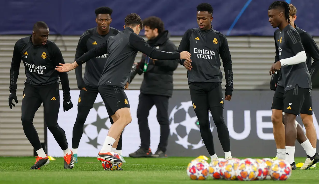 Striker Real Madrid, Vinicius Junior (kedua kanan) dkk saat melakukan gim dalam sesi latihan di Red Bull Arena Stadium, Leipzig, Senin (12/2/2024) jelang menghadapi RB Leipzig pada leg pertama babak 16 besar Liga Champions 2023/2024. (AFP/Odd Andersen)