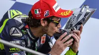 Legenda hidup MotoGP, Valentino Rossi harus puas menempati tempat ketiga pada balapan yang digelar di Sirkuit Mugello, Italia, (1/6/2014). (AFP PHOTO/Andreas Solaro)