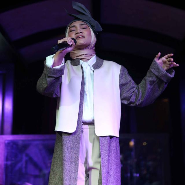 Cerita Fatin Shidqia Kesulitan Pahami Lirik Puitis Lagu Chrisye News Entertainment Fimela Com Kini t'lah kusadari dirimu t'lah jauh dari sisi ku tau tak mungkin kembali ku raih semua hanya mimpi ingin ku coba lagi mengulang yang telah terjadi tetapi semua sudah tak berarti kau tinggal pergi. fimela com