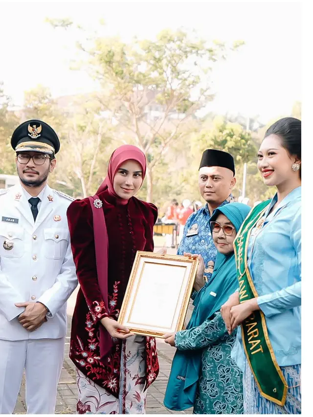 7 Potret Syahnaz Sadiqah di Upacara HUT ke-80 RI, Perdana sebagai Istri Bupati