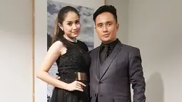 Menjadi sepasang suami-istri, Denny dan Vina saling mendukung karier satu sama lain. Rupanya, pria kelahiran 1977 ini  tak cuma memberi dukungan secara moril tapi juga mengajarinya melukis di atas pasir loh!(Liputan6.com/IG/@_dennydarko_/)