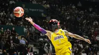 Pebasket Tangerang Hawks, Jarron Crump beraksi saat IBL All Star 2022 Dunk Contest di Hall Basket GBK, Senayan, Kamis (31/03/2022). (Bola.com/Bagaskara Lazuardi)