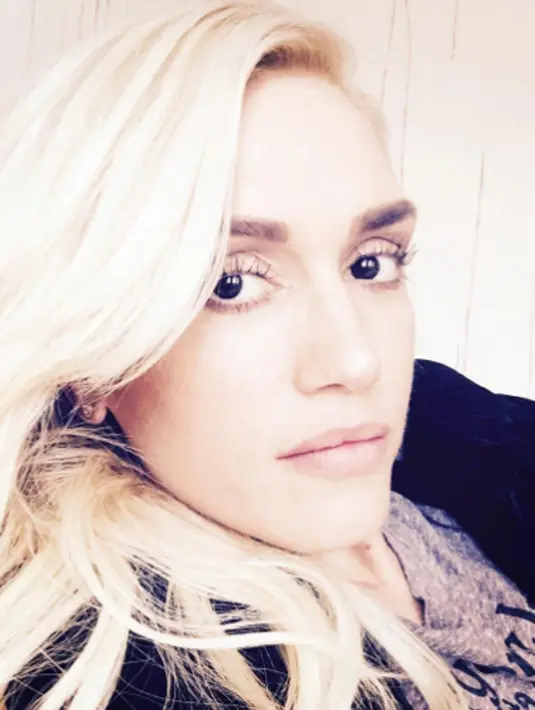 Tak hanya itu, Gwen Stefani foto selfie hanya memakai alis saja dan tanpa riasan makeup tebal lainnya. (viainstagram@gwenstefani/Bintang.com)