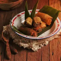 Kue piscok./Copyright&nbsp;shutterstock.com/g/dragasmara