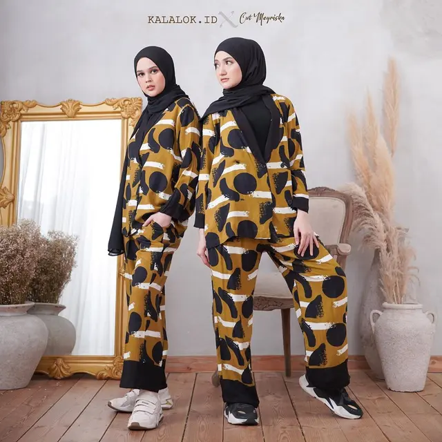 6 Gaya Cut Meyriska dan Marcella Simon Pakai Baju Kembaran Ini Bak Saudara