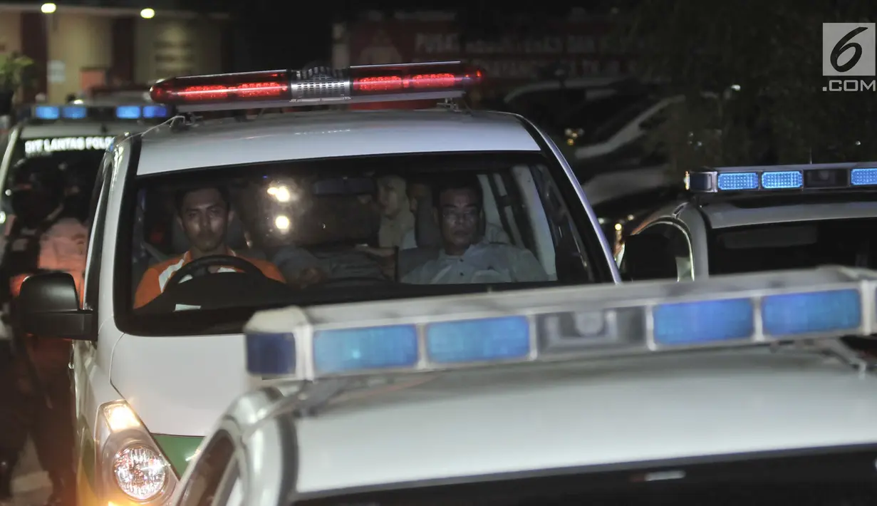 Iring-iringin ambulans yang membawa korban meninggal dalam rusuh Mako Brimob meninggalkan RS Polri, Jakarta, Rabu (9/5). Lima personel kepolisian gugur dalam kerusuhan yang terjadi di Mako Brimob Kelapa Dua. (Merdeka.com/Iqbal Nugroho)