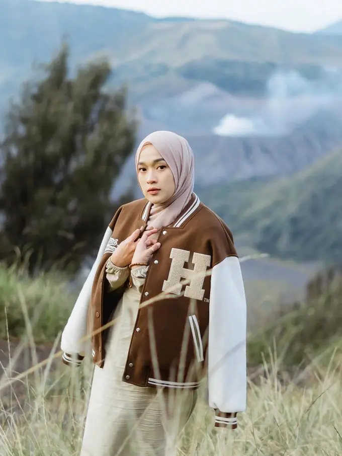 9 Potret Gaya Kompak Ririe Fairus dan Dua Anaknya Saat Liburan ke Bromo