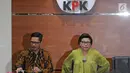 Wakil Ketua KPK Basaria Panjaitan (kanan) siap memberi keterangan terkait OTT Kendari saat jumpa pers di Gedung KPK, Jakarta, Kamis (1/3). Wali Kota Kendari Adriatma Dwi Putra dan cagub Sultra Asrun merupakan anak dan bapak. (Liputan6.com/Herman Zakharia)