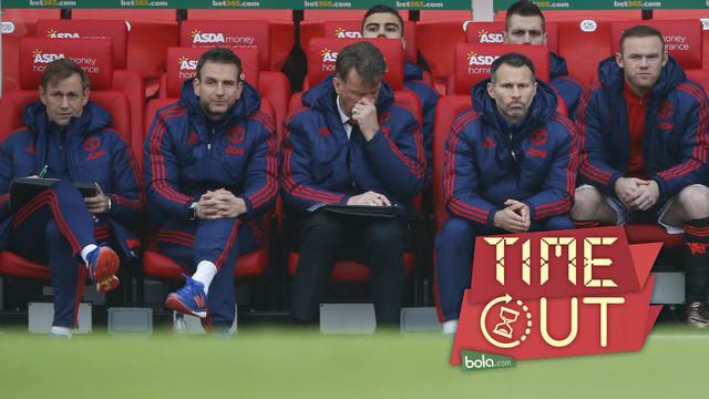 Beberapa suporter Manchester United (MU) mengungkapkan kekecewaannya terhadap Louis van Gaal setelah Setan Merah menelan kekalahan 0-2 dari Stoke City, di Britannia Stadium, Sabtu (26/12/2015).