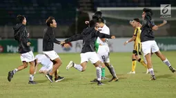 Pemain timnas U-19 Thailand berselebrasi setelah mengalahkan timnas Malaysia pada partai final Piala AFF U-18 2017, di Stadion Thuwunna, Myanmar (17/9). Thailand mengalahkan Malaysia 2-0 lewat gol-gol di babak kedua. (Liputan6.com/Yoppy Renato)