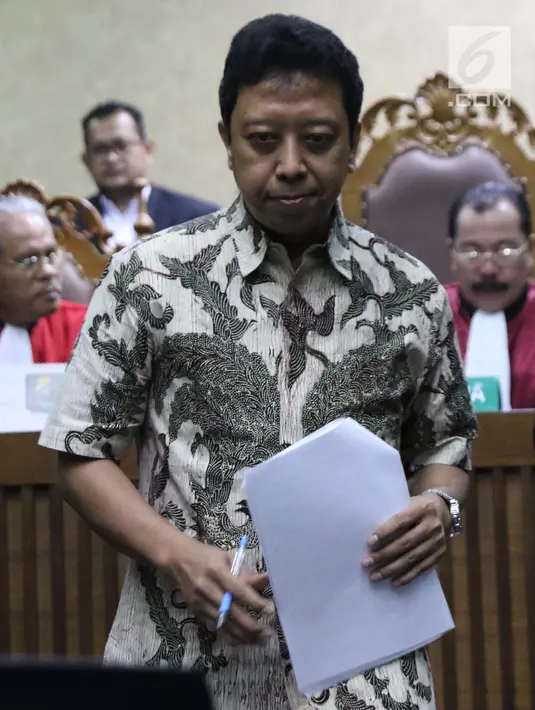 Mantan Ketua Umum PPP, M Romahurmuziy saat menjalani sidang pembacaan dakwaan di Pengadilan Tipikor, Jakarta, Rabu (11/9/2019). M Romahurmuziy didakwa terlibat kasus suap jual-beli jabatan di lingkungan Kementerian Agama (Kemenag). (Liputan6.com/Helmi Fithriansyah)