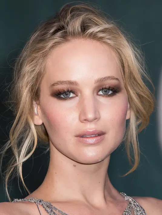 Jennifer Lawrence berpose untuk fotografer setibanya menghadiri premier film terbarunya, Mother!, di London, Rabu (6/9). Tampilan aktris 27 tahun itu semakin cantik dengan riasan mata smokey dan pulasan lipstik pink glossy. (Vianney Le Caer/Invision/AP)