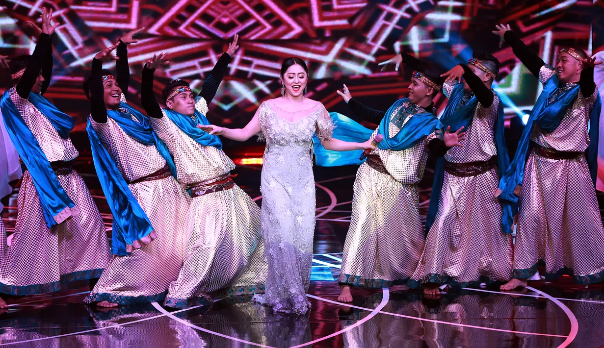 Jika biasanya Dewi Perssik dinilai kerap tampil terlalu seksi, mantan istri Saipul Jamil ini tampak sangat elegan di balik gaun malam berhiaskan manik-manik tersebut. Ia juga memakai anting-anting sebagai aksesoris. (Deki Prayoga/Bintang.com)