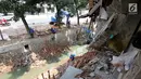 Pasukan biru dari Sudin SDA dibantu alat berat memperbaiki lokasi longsor di pinggir kali Bintaro Utara, Pesanggrahan, Jakarta, Kamis (20/9). Hujan deras yang melanda kawasan itu mengakibatkan lima rumah terkena longsor. (Liputan6.com/Angga Yuniar)