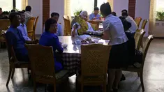 Pengunjung menunggu pesanan di sebuah restoran khusus anjing, Pyongyang House of Sweet Meat, di Korea Utara, Rabu (25/7). Dikenal dengan nama dangogi, daging anjing telah lama diyakini masyarakat Korea sebagai makanan penambah stamina. (AP/Dita Alangkara)