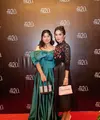 Pertama, di acara prom night jelang wisuda putri sulungnya Nur Amalia Putri, Ussy tampil cantik dan awet muda mengenakan atasan brokat hitam dipadu midi skirt dan leather belt Dior.