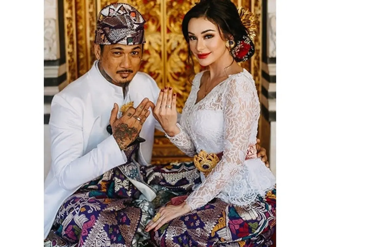 7 Potret Pernikahan Jerinx SID dan Nora Alexandra Philip, Kenakan Pakaian Adat Bali