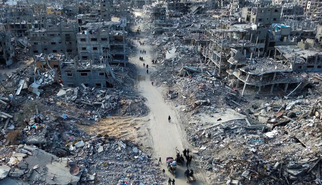 Sementara itu ribuan warga Palestina yang selama ini mengungsi mulai berangsur kembali ke wilayah asal mereka. (Foto oleh AFP)