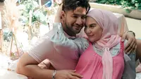 Irish Bella melahirkan anak perempuan pada Rabu, 24 Agustus 2022. Jenis kelamin sang bayi sebelumnya diungkap Irish Bella dan Ammar Zoni lewat foto maternity dan outfit saat hamil lewat nuansa warna pinky. (Foto: Instagram @_irishbella_)