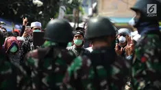 Personel TNI berdiskusi dan rekonsiliasi dengan warga untuk mencegah kerusuhan susulan di Jalan KS Tubun, Petamburan, Jakarta, Rabu (22/5/2019). Aparat keamanan berhasil menghalau massa aksi 22 Mei yang sebelumnya berkumpul di kawasan tersebut. (merdeka.com/Imam Buhori)