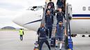 Gaya para pemain Prancis saat turun dari pesawat di Sheremetyevo international airport, Moskow, Rusia, (10/6/2018). Pada laga perdana Prancis akan melawan Australia. (AFP/Yuri Kadobnov)